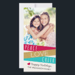 Glitzer Zig Zag Peace Liebe Cheer Foto Feiertagskarte<br><div class="desc">Glitzer Zig Zag Holiday Foto Card / Red Aqua von Orabella Prints. Enthält ein Zickzack-Design in Glitzer, Rot und Aqua, mit den Worten "Friede, Liebe & Cheer" unter einem Foto von 8x10. Creme/Elfenbeinfarbener Hintergrund. Bitte ersetzen Sie das Design-Image vor dem Kauf durch ein eigenes Foto. Bitte beachten Sie: Der Glitzer...</div>