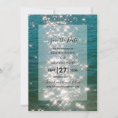 Glitzern im Wasser des Strandes retten das Datum Save The Date (Vorderseite)