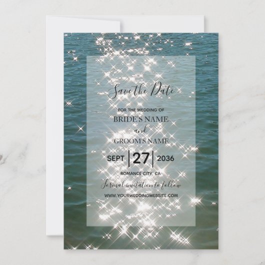 Glitzern im Wasser des Strandes retten das Datum Save The Date (Vorderseite)