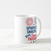 Glitzern, Snacks & Sweet Freedom - Spaß am 4. Juli Kaffeetasse (VorderseiteRechts)