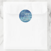 Glitzy Foil | Eisblauer Fleckenflug Save the Date Runder Aufkleber (Tasche)