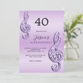 Glitzy Lilac Musiknotens Birthday Einladung (Stehend Vorderseite)