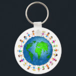 Globale Kinder Schlüsselanhänger<br><div class="desc">Niedliche Veranschaulichung einer Gruppe glücklicher und vielfältiger Kinder aus verschiedenen Ländern der Welt mit Händen rund um den Globus. Bilder auf verschiedenen Geschenken und Produkten erhältlich.</div>