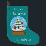 Globe w Kardinal Snowman & Pine Tree | Personalisi Kleiner Weihnachtsstrumpf<br><div class="desc">Ein Beispiel für eine Schneeglobe, die eine sehr niedliche schneebedeckte Berglandschaft mit rotem Kardinal mit roter Weihnachtsmannmütze, Schneemann mit rotem Band und Weihnachtsmannmütze und Kiefern zeigt. Dieses niedliche Snowdome-Design aus dem Cartoon ist eine Geschenkidee für Winter- und Weihnachtssaison-Liebhaber, Vogel- und Schneefreunde sowie Waterlobe- und Kristallkugel-Liebhaber. Personalisieren oder anpassen Sie diesen...</div>