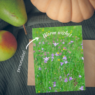 Glockenblume auf einer grünen Wiese  Postkarte