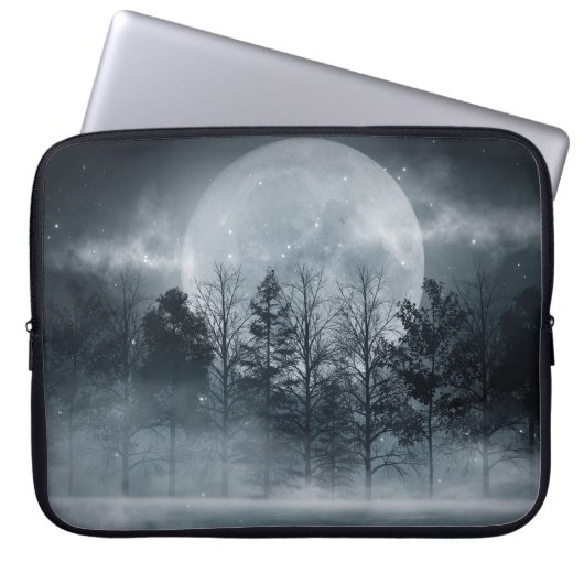 Gloomy Dark Forest: Moonlit Scene Laptopschutzhülle (Vorderseite)