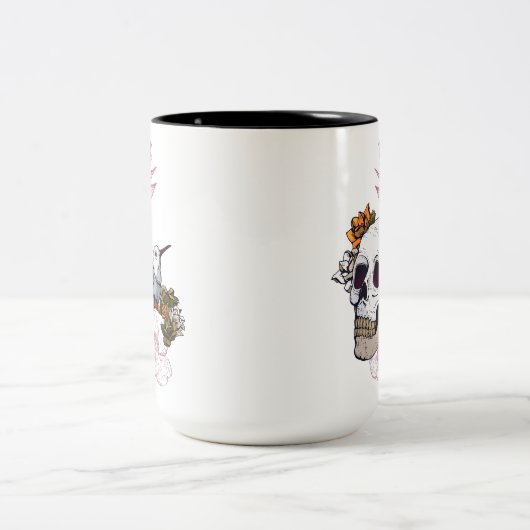 Gloomy Skull and Bird mit Blume Zweifarbige Tasse (Mittel)