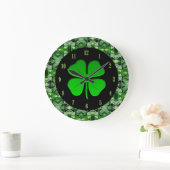Glorious Green Abstract Pattern Shamrock Clock Große Wanduhr (Zuhause)