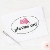 Gloves On! Pastellrosa Boxhandschuhe Ovaler Aufkleber (Umschlag)