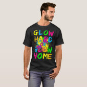Glow Hard oder Glow Zuhause Neon Theme 80er Party T-Shirt (Vorne ganz)