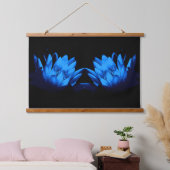 Glowing Blue Water Lily Lotus Flower Abstract Wandteppich Mit Holzrahmen (Schlafzimmer)