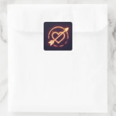 glowing image of a heart with cupid's arrow quadratischer aufkleber (Tasche)
