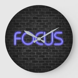 glowing neon Focus text on brick Große Wanduhr