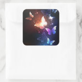 Glowing Night Butterflies Quadratischer Aufkleber (Tasche)