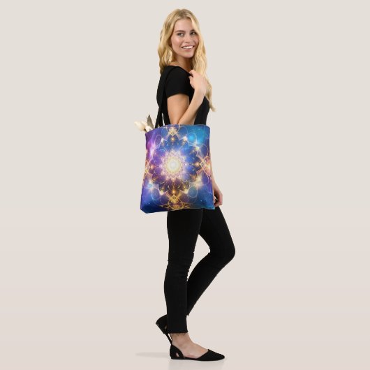 Glows Lotus Mandala Art Tasche (Am Model)