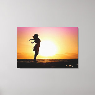 Glück der Frau am Strand bei Sonnenuntergang Leinwanddruck