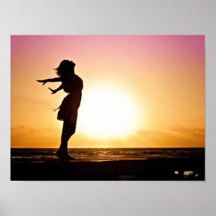 Glück der Frau bei Sonnenuntergang am Strand Poster
