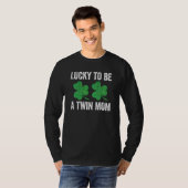 Glück, eine Zwillingsmutter am St. Patrick's Day z T-Shirt (Vorne ganz)