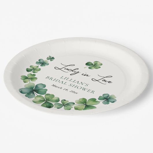 Glück im Brautparty Liebe Grünes Kleeblatt Pappteller (Schrägansicht)