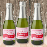 Glück in der Liebe Lebendes Rosa und Rotes Bachelo Schaumweinetikett<br><div class="desc">Pop die Blubbly und Toast zu Liebe mit unseren "Lucky in Liebe" Junggeselinnen-Abschied Champagner Etiketten! Mit der faszinierenden Königin des Herzens und einer handgezeichnet Kontur, die anmutig ein Champagnerglas hält, sind diese Labels der Inbegriff von Eleganz und Aufregung in fett rosa und roten Farbtönen. Egal, ob Sie den Swimmingpool feiern...</div>