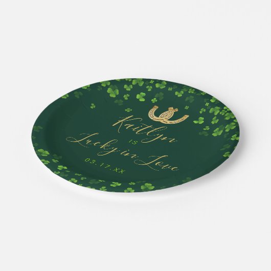 Glück in der Liebe St. Patrick's Day Brautparty Pappteller (Schrägansicht)