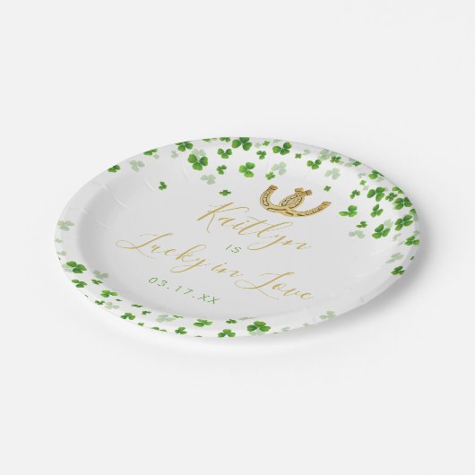 Glück in der Liebe St. Patrick's Day Brautparty Pappteller (Schrägansicht)