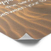 Glück ist der Sand zwischen Ihren Zehen Zitat Poster (Ecke)