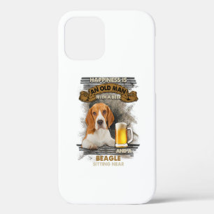 Glück ist ein alter Mann mit Bier und einem Beagle iPhone 12 Hülle