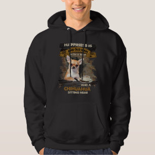 Glück ist ein alter Mann mit einem Bier-Chihuahua- Hoodie