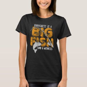 Glück ist ein großer Fisch und ein Zeuge, der sein T-Shirt