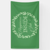 Glück ist ein grüner Kranz im Inneren eines Arbeit Banner (Vertikal)