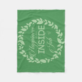 Glück ist ein grüner Kranz im Inneren eines Arbeit Fleecedecke (Vorderseite)