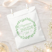 Glück ist ein grüner Kranz im Inneren eines Arbeit Geschenktütchen (Ausgeschnitten)