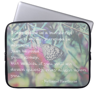 Glück ist ein Schmetterling - Inspirierender Spruc Laptopschutzhülle