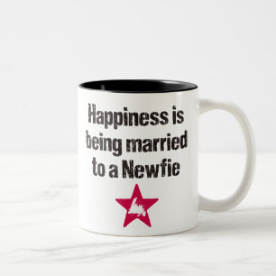 Glück ist zu einer Newfie Tasse verheiratet