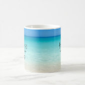 Glück kommt in Waves Beach Zitat Kaffeetasse (Mittel)