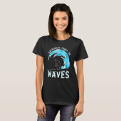 Glück kommt in Waves Surfer Surfboard Sea Surf T-Shirt (Vorne ganz)