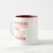 Glück passiert, wenn man in der Dusche singt Zweifarbige Tasse (Vorderseite Links)