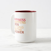 Glück passiert, wenn man in der Dusche singt Zweifarbige Tasse (Vorderseite Links)
