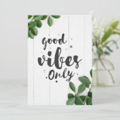 Glück Zitat nur gute Vibes Einladung (Stehend Vorderseite)