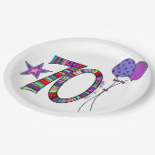 Glücklich 70. Geburtstag. Farblich 70. Tag Pappteller (Schrägansicht)