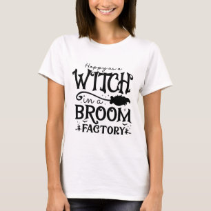 Glücklich als Hexe in einem Broom Factory Hallowee T-Shirt