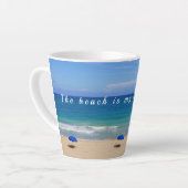 Glücklich am Strand / Meer und Sand Latte Tasse (Linke Ecke)