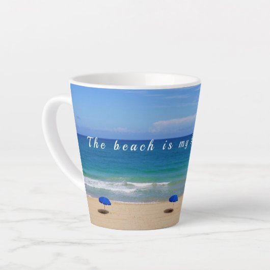 Glücklich am Strand / Meer und Sand Latte Tasse (Linke Ecke)