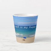 Glücklich am Strand / Meer und Sand Latte Tasse (Vorderseite)