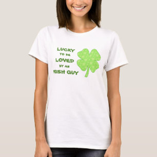 Glücklich geliebtes irisches Kleeblatt sein T-Shirt