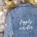 Glücklich immer nach Hochzeit Personalisiert Jeansjacke<br><div class="desc">Machen Sie eine Aussage mit dieser personalisierten HochzeitsJeans Denim! Die Wörter "Happily ever after" werden in einem trendigen Skript-Schriftart geschrieben,  und unten können Sie die Paarnamen,  das Hochzeitsdatum,  den Ort oder einen anderen Text hinzufügen. Diese elegante Jean Jacke aus Baumwolle macht ein schönes Geschenk für jede Braut!</div>
