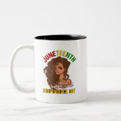GLÜCKLICH JUNETEENTH 2025 ZWEIFARBIGE TASSE (Links)