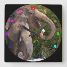 Glücklich lächelnde niedliche Elefanten spielen im