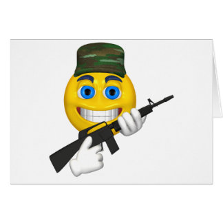 Glücklich mit einem Maschinengewehr, das einen Hut